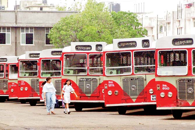 Already crowded, 20-year-old girl dies in Best Bus Accident, driver arrested | आधीच गर्दी, त्यात बेस्ट धडकली; २० वर्षीय तरुणीचा मृत्यू, चालकाला घेतले ताब्यात