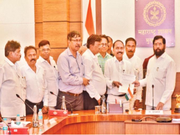 Diwali of the best employees of Mumbai Municipality was celebrated due to Chief Minister! 26 thousand rupees bonus announced; 3,500 increase over last year | मुंबई पालिका, बेस्ट कर्मचाऱ्यांची दिवाळी झाली मुख्यमंत्र्यांमुळे गाेड! २६ हजार रुपयांचा बोनस जाहीर; गेल्या वर्षीपेक्षा ३,५०० रुपयांची वाढ Diwali of the best employees of Mumbai Municipality was celebrated due to Chief Minister! 26 thousand rupees bonus announced; 3,500 increase over last year | मुंबई पालिका, बेस्ट कर्मचाऱ्यांची दिवाळी झाली मुख्यमंत्र्यांमुळे गाेड! २६ हजार रुपयांचा बोनस जाहीर; गेल्या वर्षीपेक्षा ३,५०० रुपयांची वाढ