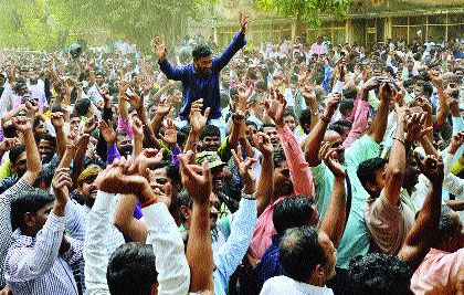 Seven thousand salary hikes for best employees | सात हजारांची पगारवाढ मिळवत बेस्ट कामगारांचा संप अखेर मागे Seven thousand salary hikes for best employees | सात हजारांची पगारवाढ मिळवत बेस्ट कामगारांचा संप अखेर मागे
