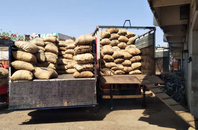 Millions of betel nuts found in transporter's warehouse | नागपुरात ट्रान्सपोर्टरच्या गोदामात आढळली लाखोंची सुपारी Millions of betel nuts found in transporter's warehouse | नागपुरात ट्रान्सपोर्टरच्या गोदामात आढळली लाखोंची सुपारी