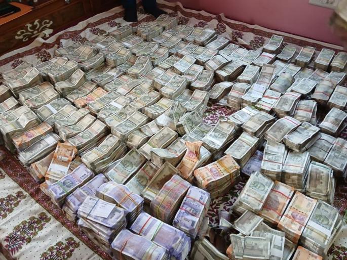 bihar bettiah ducation department officer home cash vigilance team action | पैसाच पैसा! नोटांनी भरले २ बेड; जिल्हा शिक्षण अधिकाऱ्याच्या घरी सापडलं कोट्यवधींचं घबाड bihar bettiah ducation department officer home cash vigilance team action | पैसाच पैसा! नोटांनी भरले २ बेड; जिल्हा शिक्षण अधिकाऱ्याच्या घरी सापडलं कोट्यवधींचं घबाड