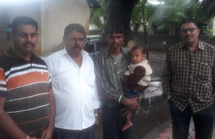 WhatsApp baby helpless baby investigation | व्हॉटस्अॅपमुळे लागला बेवारस बाळाचा तपास WhatsApp baby helpless baby investigation | व्हॉटस्अॅपमुळे लागला बेवारस बाळाचा तपास