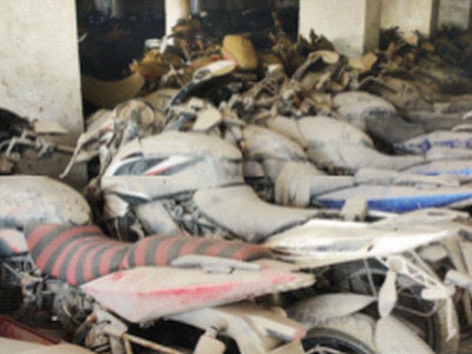 Corona's brakes on wrecked unmanned vehicle action | भंगार बेवारस वाहन कारवाईला कोरोनाचा ब्रेक Corona's brakes on wrecked unmanned vehicle action | भंगार बेवारस वाहन कारवाईला कोरोनाचा ब्रेक