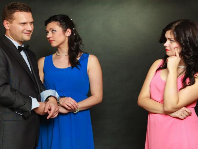 Signs your boyfriend has crush on your friend | 'या' संकेतांवरून ओळखा तुमचा बॉयफ्रेन्ड तुमच्या मैत्रिणीला करतोय पसंत!