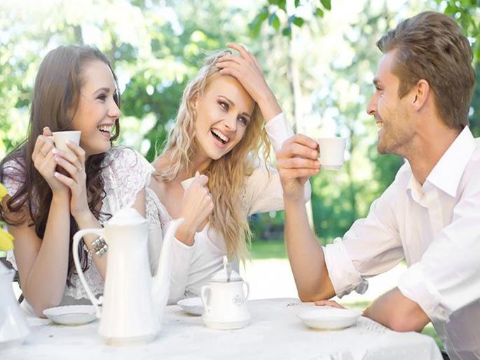 These are the signs your boyfriend has crush your friend | तुमचा बॉयफ्रेन्ड तुमच्या मैत्रिणीवर लाइन मारतोय कसं ओळखाल?  These are the signs your boyfriend has crush your friend | तुमचा बॉयफ्रेन्ड तुमच्या मैत्रिणीवर लाइन मारतोय कसं ओळखाल?