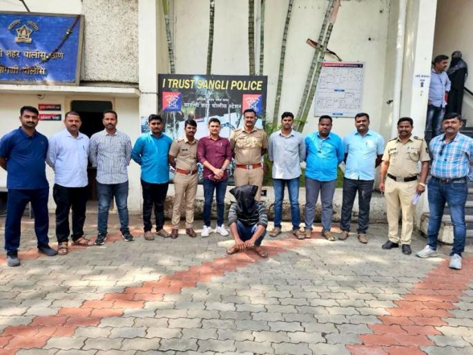 Man trying to break ATM in Sangli caught by police; 2.5 lakhs damage to ATM | सांगलीत एटीएम फोडण्याचा प्रयत्न करणारा पोलिसांच्या जाळ्यात; एटीएमचे अडीच लाखांचे केले नुकसान Man trying to break ATM in Sangli caught by police; 2.5 lakhs damage to ATM | सांगलीत एटीएम फोडण्याचा प्रयत्न करणारा पोलिसांच्या जाळ्यात; एटीएमचे अडीच लाखांचे केले नुकसान