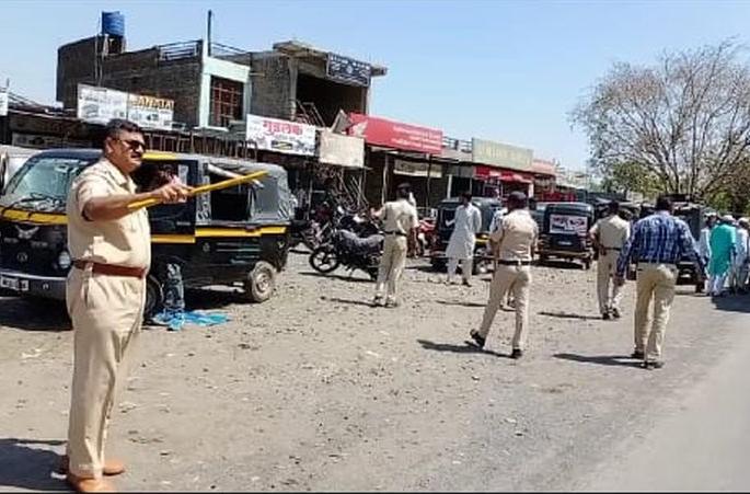 CoronaVirus: Awareness on behalf of the police in Borgaon Manju | CoronaVirus : बोरगावात पोलिसांच्यावतीने जनजागृती