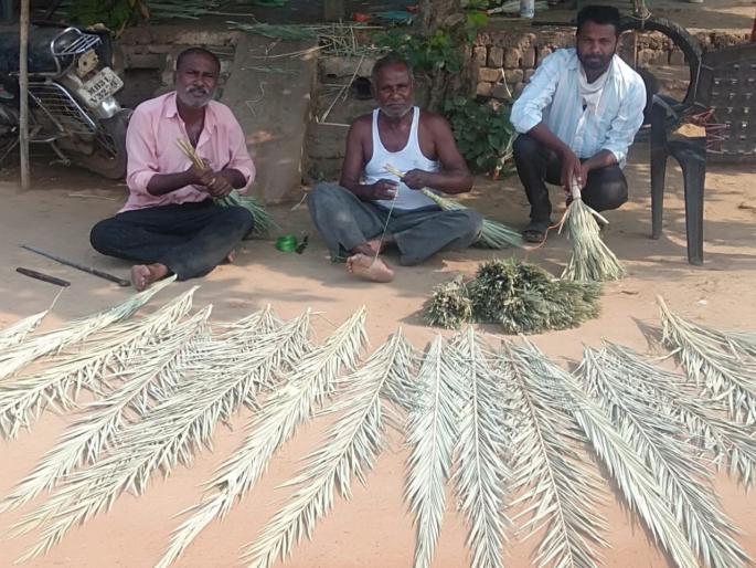 Demand for handicraft trees increases in rural areas! | दसरा-दिवाळीचे पर्व, ग्रामीण हातांना काम; ग्रामीण भागात हस्तकलेच्या झाडुंच्या मागणीत वाढ!