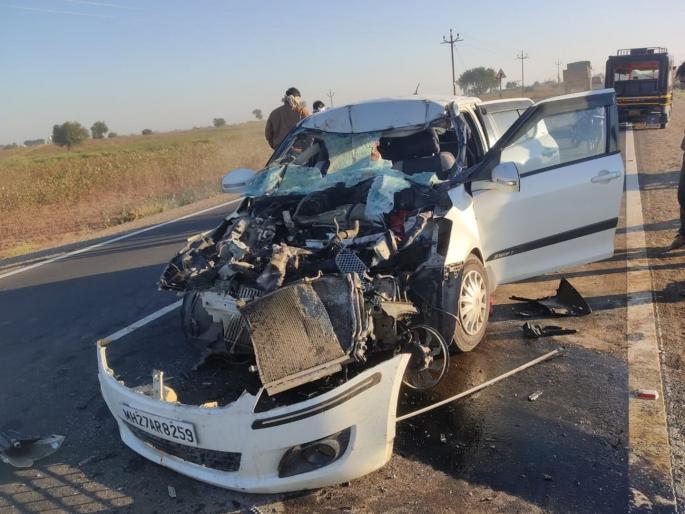 car Accident in daryapur; two died on the spot, son and driver serious | हृदयद्रावक! मोठ्या मुलाची मृत्यूशी झुंज; आई-वडील भीषण अपघातात ठार car Accident in daryapur; two died on the spot, son and driver serious | हृदयद्रावक! मोठ्या मुलाची मृत्यूशी झुंज; आई-वडील भीषण अपघातात ठार