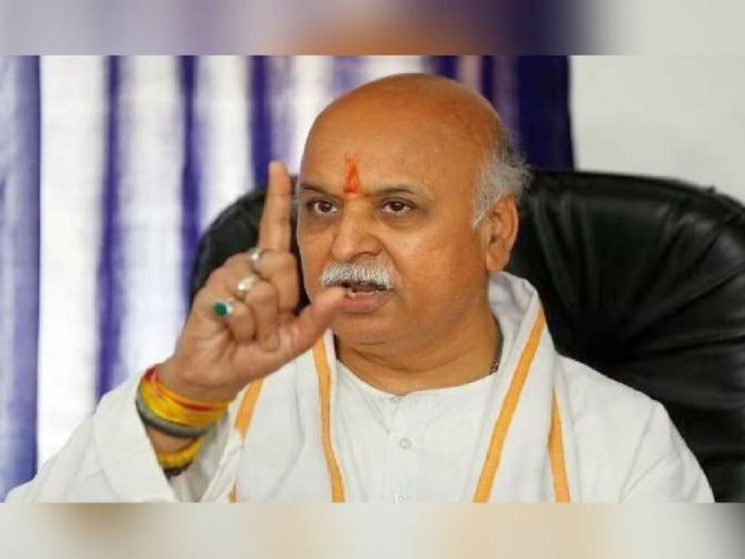 Women will be given chilli spray, rescue buttons and knives for self-defense - Praveen Togadia | महिलांना स्वसंरक्षणासाठी कट्यार, मिरची स्प्रे आणि बचाव बटन देणार - प्रवीण तोगडिया Women will be given chilli spray, rescue buttons and knives for self-defense - Praveen Togadia | महिलांना स्वसंरक्षणासाठी कट्यार, मिरची स्प्रे आणि बचाव बटन देणार - प्रवीण तोगडिया