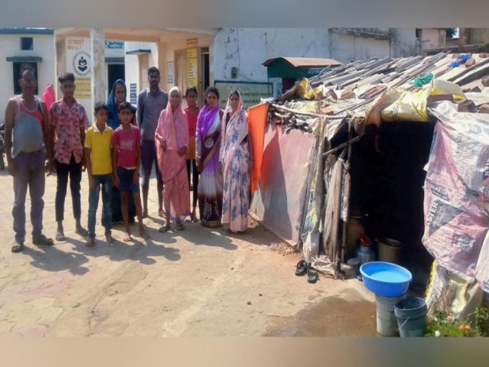 Due to the airport at Birsi in Gondia taluka, the issue of resettlement of the encroached citizens has not yet been resolved | हक्काच्या निवाऱ्यासाठी 'त्या' कुटुंबीयांचा संघर्ष कायम, शासन-प्रशासन दखल घेईना ! Due to the airport at Birsi in Gondia taluka, the issue of resettlement of the encroached citizens has not yet been resolved | हक्काच्या निवाऱ्यासाठी 'त्या' कुटुंबीयांचा संघर्ष कायम, शासन-प्रशासन दखल घेईना !