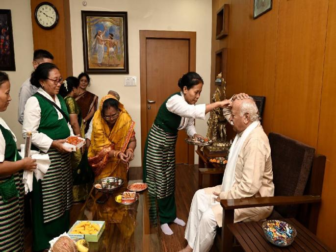 Rakhi to Sarsanghchalak built by Tibetan refugees | तिबेटी निर्वासितांनी बांधली सरसंघचालकांना राखी