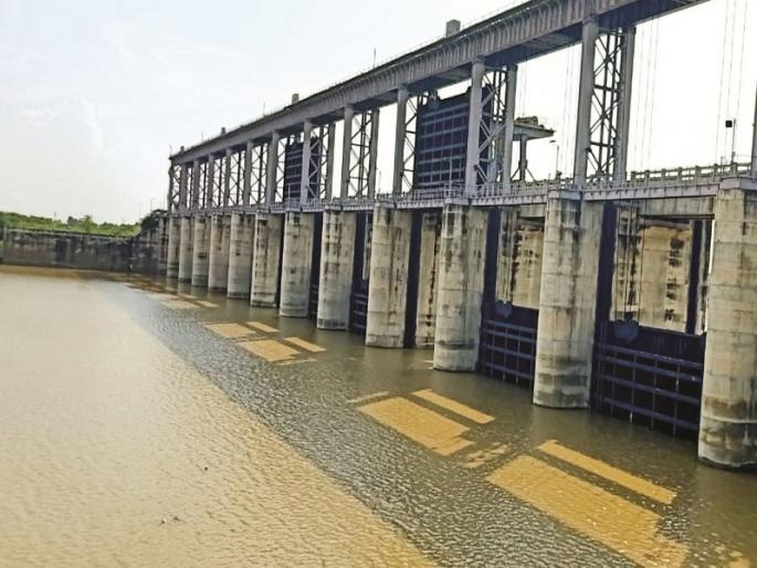Finally the Babhali dam fell dry; 19.15 million cubic meters of water was gone in Telangana | अखेर बाभळी बंधारा पडला कोरडा; १९.१५ दशलक्ष घनमीटर पाणीसाठा गेला तेलंगणात Finally the Babhali dam fell dry; 19.15 million cubic meters of water was gone in Telangana | अखेर बाभळी बंधारा पडला कोरडा; १९.१५ दशलक्ष घनमीटर पाणीसाठा गेला तेलंगणात