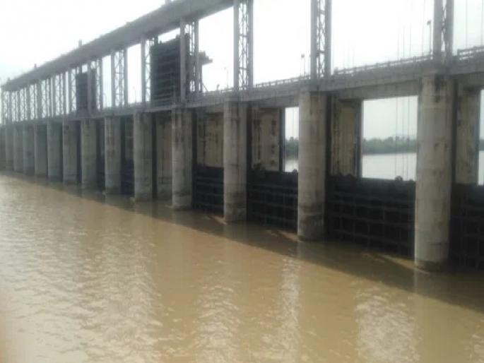 Water from Babhali Dam flows into Telangana, 0.4 TMC water left | बाभळी बंधाऱ्याचे पाणी तेलंगणात गेले, ०.४ टीएमसी पाणी शिल्लक