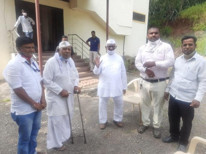 Anna Hazare-Bhapkar Guruji's visit; Rekindle old memories | अण्णा हजारे-भापकर गुरूजींची भेट; जुन्या आठवणींना दिला उजाळा Anna Hazare-Bhapkar Guruji's visit; Rekindle old memories | अण्णा हजारे-भापकर गुरूजींची भेट; जुन्या आठवणींना दिला उजाळा