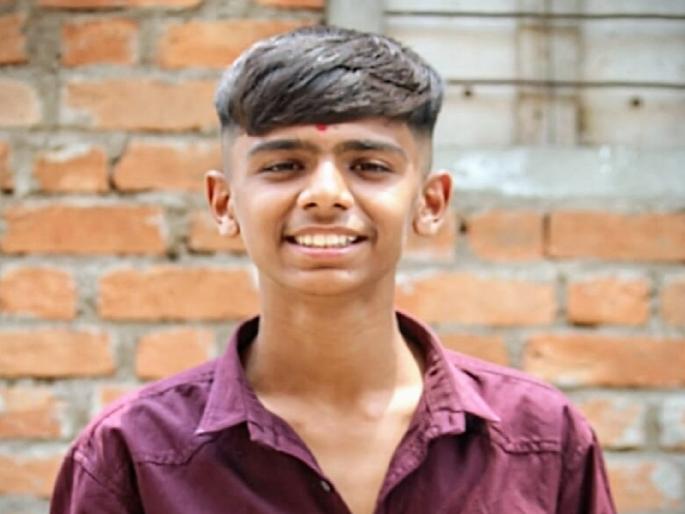 Working in a mobile repair shop Tushar Laxman Kumbhar passed 10th with 81.60 percent marks | SSC Result2024: भडगावचा ‘तुषार’, अभ्यासात हुशार Working in a mobile repair shop Tushar Laxman Kumbhar passed 10th with 81.60 percent marks | SSC Result2024: भडगावचा ‘तुषार’, अभ्यासात हुशार