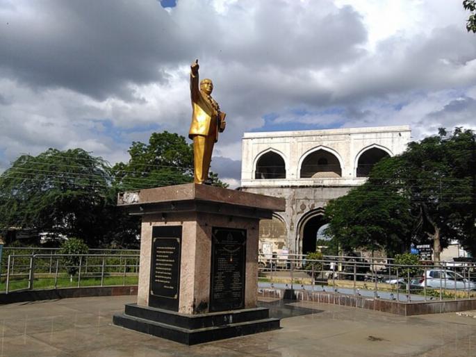 Success in the followers' demand, temporary statue of Babasaheb Ambedkar to pay homage at Bhadkal Gate! | अनुयायांच्या मागणीला यश, भडकलगेटवर अभिवादनास तात्पुरता बाबासाहेब आंबेडकरांचा पुतळा! Success in the followers' demand, temporary statue of Babasaheb Ambedkar to pay homage at Bhadkal Gate! | अनुयायांच्या मागणीला यश, भडकलगेटवर अभिवादनास तात्पुरता बाबासाहेब आंबेडकरांचा पुतळा!