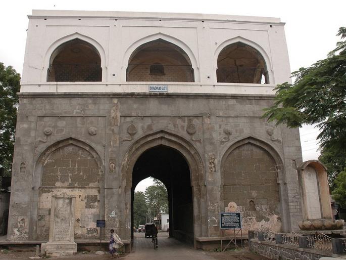 The magnitude Gate symbol of the historical victory; Aurangabadkar realized history in Heritage Walk in Aurangabadkar | ऐतिहासिक विजयाचे  भडकल गेट प्रतीक; हेरिटेज वॉकमध्ये औरंगाबादकरांनी जाणला  इतिहास The magnitude Gate symbol of the historical victory; Aurangabadkar realized history in Heritage Walk in Aurangabadkar | ऐतिहासिक विजयाचे  भडकल गेट प्रतीक; हेरिटेज वॉकमध्ये औरंगाबादकरांनी जाणला  इतिहास