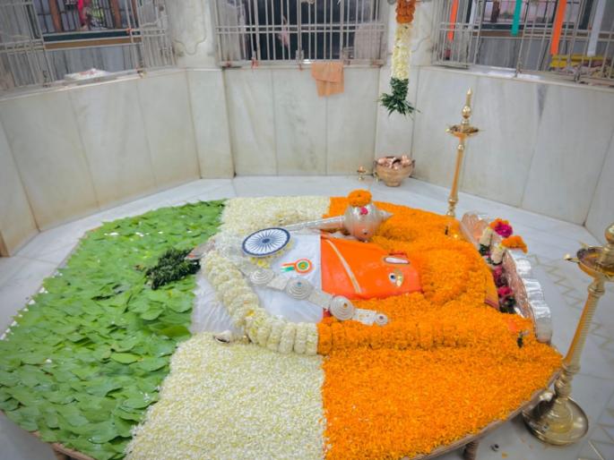 Religious places were decorated with tricolour, patriotism was seen in temples along with devotion  | धार्मिकस्थळे तिरंग्याने सजली, भक्तीभावासह मंदिरात दिसली देशभक्ती  Religious places were decorated with tricolour, patriotism was seen in temples along with devotion  | धार्मिकस्थळे तिरंग्याने सजली, भक्तीभावासह मंदिरात दिसली देशभक्ती