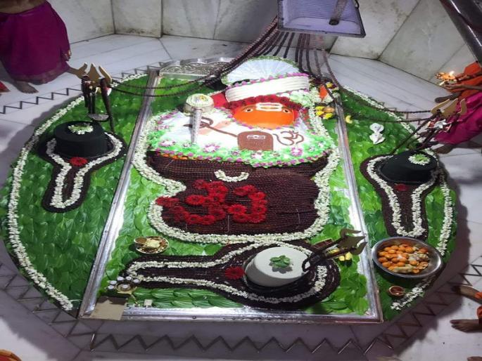 The attractive decoration of the idol of Bhadra Maruti by the beads of the Rudraksha | रूद्राक्षकांच्या मण्यांनी केली भद्रा मारुतीच्या मुर्तीची आकर्षक सजावट The attractive decoration of the idol of Bhadra Maruti by the beads of the Rudraksha | रूद्राक्षकांच्या मण्यांनी केली भद्रा मारुतीच्या मुर्तीची आकर्षक सजावट