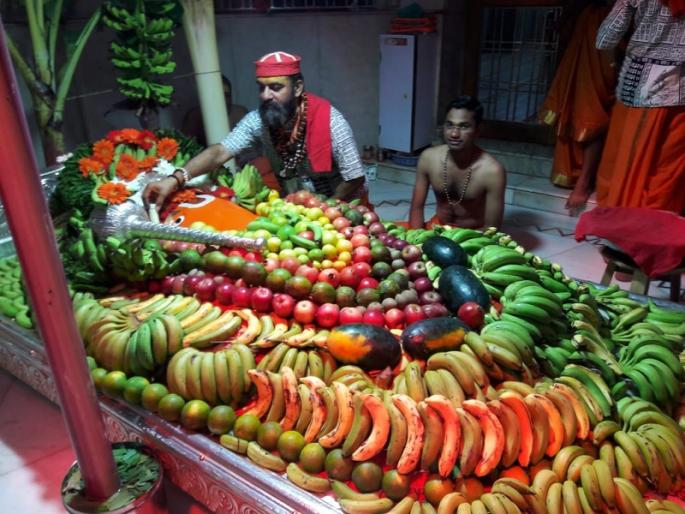 The charming makeup of Bhadra Maruti by the fruit on the third Shravani Saturday | तिसऱ्या श्रावणी शनिवारनिमित्त फळांनी केला भद्रा मारूतीचा आकर्षक शृंगार The charming makeup of Bhadra Maruti by the fruit on the third Shravani Saturday | तिसऱ्या श्रावणी शनिवारनिमित्त फळांनी केला भद्रा मारूतीचा आकर्षक शृंगार