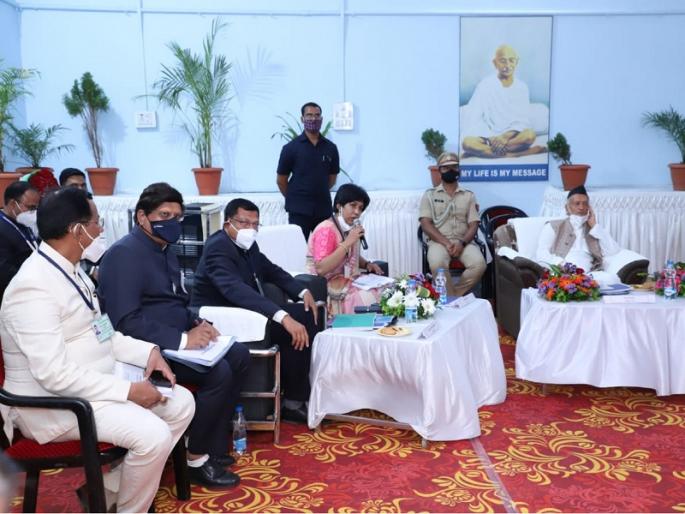 The meeting was canceled and only the Governor Bhagat Singh Koshyari interacted with senior officials | बैठक रद्द करून केवळ वरिष्ठ अधिकाऱ्यांसोबत राज्यपालांनी साधला संवाद The meeting was canceled and only the Governor Bhagat Singh Koshyari interacted with senior officials | बैठक रद्द करून केवळ वरिष्ठ अधिकाऱ्यांसोबत राज्यपालांनी साधला संवाद