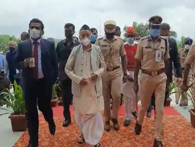 The governor's visit to the roots of the merchants; Anger over police ordering shops on main streets to close | राज्यपालांचा दौरा व्यापाऱ्यांच्या मुळावर; पोलिसांनी मुख्य रस्त्यावरील दुकाने बंद ठेवण्यास सांगितल्याने संताप  The governor's visit to the roots of the merchants; Anger over police ordering shops on main streets to close | राज्यपालांचा दौरा व्यापाऱ्यांच्या मुळावर; पोलिसांनी मुख्य रस्त्यावरील दुकाने बंद ठेवण्यास सांगितल्याने संताप