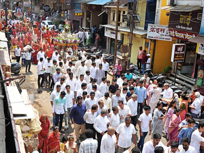 procession of lord mahavira in a decorated chariot in kolhapur | कोल्हापुरात सजवलेल्या रथातून भगवान महावीरांची मिरवणूक procession of lord mahavira in a decorated chariot in kolhapur | कोल्हापुरात सजवलेल्या रथातून भगवान महावीरांची मिरवणूक