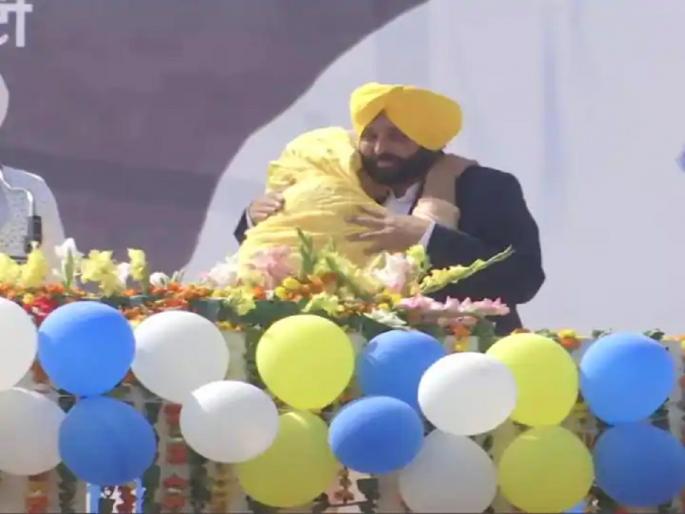 punjab election 2022 result aap cm candidate bhagwant mann and his mother harpal kaur share an emotional moment | Punjab Election Result 2022 : "जबाबदारी पार पाडण्याची वेळ आता माझी"; विजयानंतर भगवंत मान यांच्या आई कार्यकर्त्यांसमोर भावूक, Video punjab election 2022 result aap cm candidate bhagwant mann and his mother harpal kaur share an emotional moment | Punjab Election Result 2022 : "जबाबदारी पार पाडण्याची वेळ आता माझी"; विजयानंतर भगवंत मान यांच्या आई कार्यकर्त्यांसमोर भावूक, Video