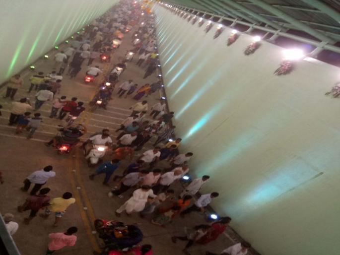 The Chief Minister finally inaugurated the suburban rail link connecting Bhairindar East-West. | भार्इंदर पुर्व-पश्चिमेला जोडणाऱ्या भुयारी वाहतुक मार्गाचे अखेर मुख्यमंत्र्यांच्या हस्ते झालं लोकार्पण The Chief Minister finally inaugurated the suburban rail link connecting Bhairindar East-West. | भार्इंदर पुर्व-पश्चिमेला जोडणाऱ्या भुयारी वाहतुक मार्गाचे अखेर मुख्यमंत्र्यांच्या हस्ते झालं लोकार्पण