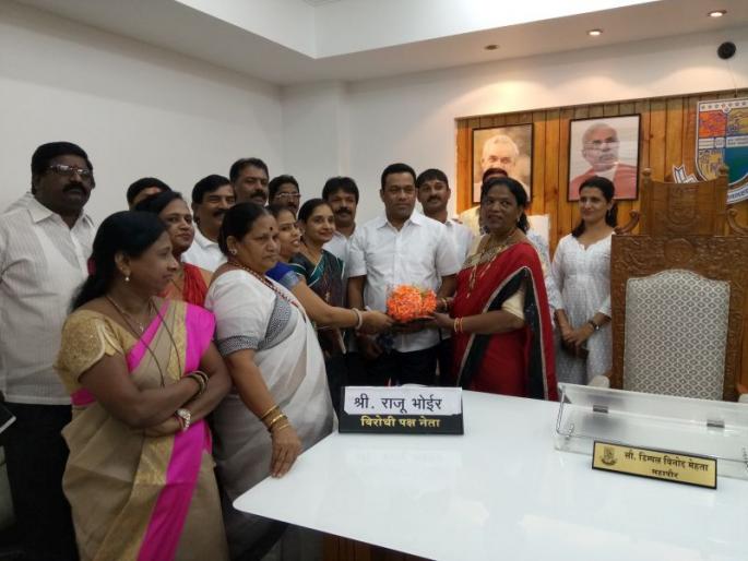 Shiv Sena gets over control of mayor Dalna, suspended post of suspended leader | शिवसेनेकडून महापौर दालनाचा ताबा, विरोधी पक्ष नेते पदावरील प्रलंबित नियुक्तीमुळे शिवसेना संतप्त Shiv Sena gets over control of mayor Dalna, suspended post of suspended leader | शिवसेनेकडून महापौर दालनाचा ताबा, विरोधी पक्ष नेते पदावरील प्रलंबित नियुक्तीमुळे शिवसेना संतप्त