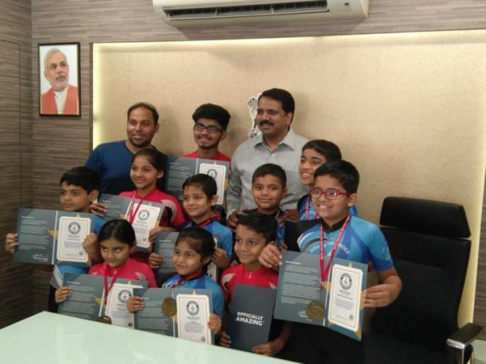 Skinner's entry into Guinness Book of World Records | स्केटिंगपटूंची गिनीज बुक आॅफ वर्ल्ड रेकॉर्डमध्ये नोंद Skinner's entry into Guinness Book of World Records | स्केटिंगपटूंची गिनीज बुक आॅफ वर्ल्ड रेकॉर्डमध्ये नोंद