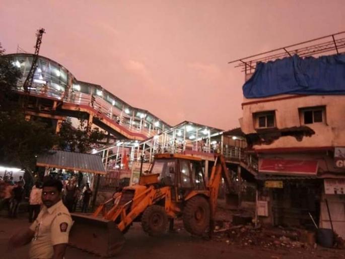 Municipal corporation has removed the construction of the narrow streets of the railway station; Order adjourn suspension order | रेल्वे स्थानकाच्या अरुंद मार्गातील बांधकामे पालिकेने हटविली; स्थगिती आदेश झुगारुन कारवाई Municipal corporation has removed the construction of the narrow streets of the railway station; Order adjourn suspension order | रेल्वे स्थानकाच्या अरुंद मार्गातील बांधकामे पालिकेने हटविली; स्थगिती आदेश झुगारुन कारवाई