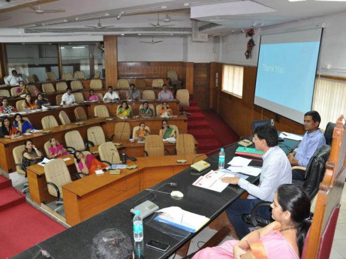 Cleanliness drive of youth; Workshop by corporators took councilors' workshop | पालिकेचे स्वच्छता अभियान जोरात; आयुक्तांनी घेतली नगरसेवकांची कार्यशाळा Cleanliness drive of youth; Workshop by corporators took councilors' workshop | पालिकेचे स्वच्छता अभियान जोरात; आयुक्तांनी घेतली नगरसेवकांची कार्यशाळा