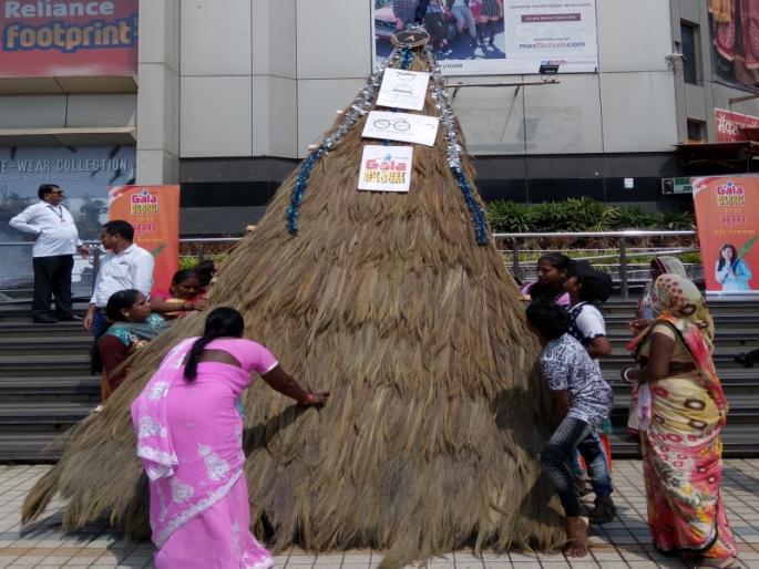35 feet bamboo made by women in Bhaindar; Record in India Book of Record | भाईंदरमध्ये महिलांनी बनविला ३५ फूट झाडू; इंडिया बुक ऑफ रिकॉर्डमध्ये नोंद 35 feet bamboo made by women in Bhaindar; Record in India Book of Record | भाईंदरमध्ये महिलांनी बनविला ३५ फूट झाडू; इंडिया बुक ऑफ रिकॉर्डमध्ये नोंद