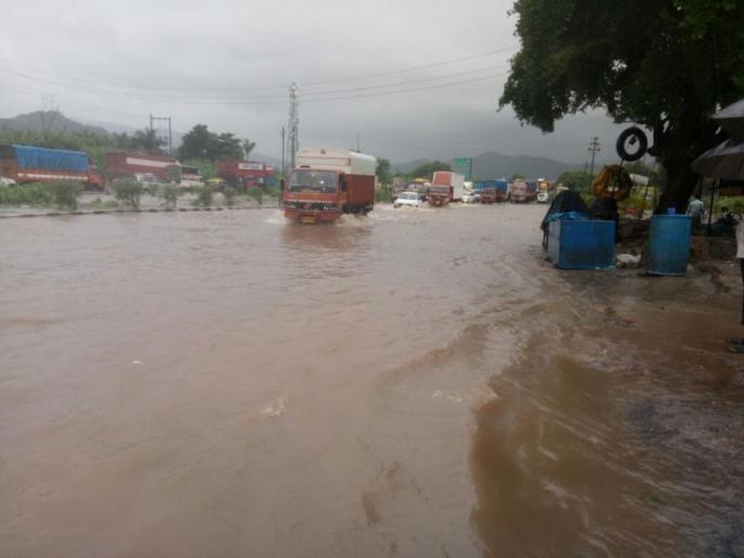 Bhaindar - The traffic congestion on Mumbai-Ahmedabad highway due to heavy rain | भाईंदर - मुसळधार पावसामुळे मुंबई-अहमदाबाद महामार्गावर वाहतूककोंडी Bhaindar - The traffic congestion on Mumbai-Ahmedabad highway due to heavy rain | भाईंदर - मुसळधार पावसामुळे मुंबई-अहमदाबाद महामार्गावर वाहतूककोंडी