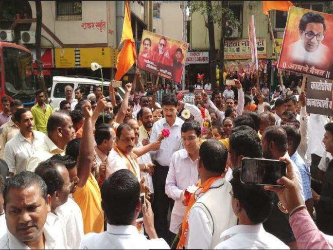 Gandhigiri before the commissioner of Shivsainik; The demand for justice for the movement | शिवसैनिकांची आयुक्तांपुढे गांधीगिरी; आंदोलनाला न्याय देण्याची मागणी Gandhigiri before the commissioner of Shivsainik; The demand for justice for the movement | शिवसैनिकांची आयुक्तांपुढे गांधीगिरी; आंदोलनाला न्याय देण्याची मागणी