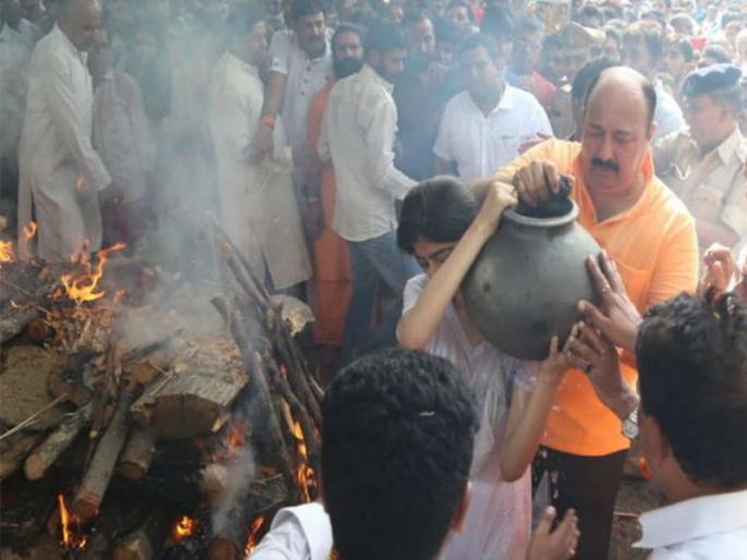 Bhaiyyuji Maharaj's suicide: Bhayyaji Maharaj merged with Panchayat, daughter gave Mukakhany | Bhaiyyuji Maharaj suicide : भय्यूजी महाराज पंचत्वात विलीन, कन्येने दिला मुखाग्नी Bhaiyyuji Maharaj's suicide: Bhayyaji Maharaj merged with Panchayat, daughter gave Mukakhany | Bhaiyyuji Maharaj suicide : भय्यूजी महाराज पंचत्वात विलीन, कन्येने दिला मुखाग्नी