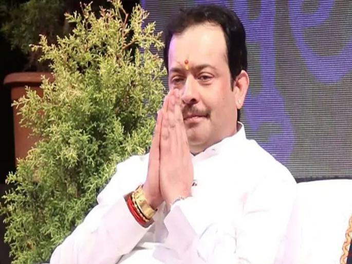 Bhaiyyuji Maharaj gave financial power to his most trusted Sevadar Vinayak before committing suicide | भय्युजी महाराजांनी पत्नी- मुलीच्या नव्हे तर 'या' व्यक्तीकडे दिले आर्थिक संपत्तीचे अधिकार Bhaiyyuji Maharaj gave financial power to his most trusted Sevadar Vinayak before committing suicide | भय्युजी महाराजांनी पत्नी- मुलीच्या नव्हे तर 'या' व्यक्तीकडे दिले आर्थिक संपत्तीचे अधिकार