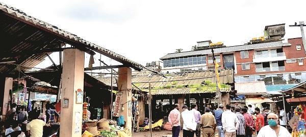 Sawantwadi Municipality removes shops on the road | भाजी मंडईत धडक कारवाई, सावंतवाडी पालिकेने रस्त्यावरची दुकाने हटवली Sawantwadi Municipality removes shops on the road | भाजी मंडईत धडक कारवाई, सावंतवाडी पालिकेने रस्त्यावरची दुकाने हटवली