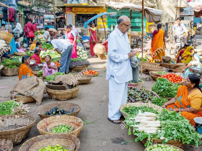 Weekend of 52 villages in Solapur and Madha constituencies will be closed on voting day | मतदानादिवशी सोलापूर, माढा मतदारसंघातील ५२ गावातील आठवडा बाजार बंद राहणार
