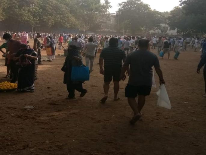 Citizens flock to the vegetable market in Dombivali | डोंबिवलीत भाजीमार्केटमध्ये नागरिकांची झुंबड; काँग्रेसचा सवाल Citizens flock to the vegetable market in Dombivali | डोंबिवलीत भाजीमार्केटमध्ये नागरिकांची झुंबड; काँग्रेसचा सवाल