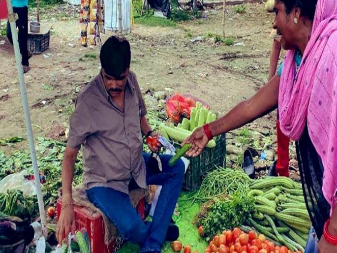 IAS officer sells vegetables on the street, you will be surprised to hear reason | IAS अधिकाऱ्यानं रस्त्यावर विकली भाजी, कारण ऐकून व्हाल चकीत... IAS officer sells vegetables on the street, you will be surprised to hear reason | IAS अधिकाऱ्यानं रस्त्यावर विकली भाजी, कारण ऐकून व्हाल चकीत...