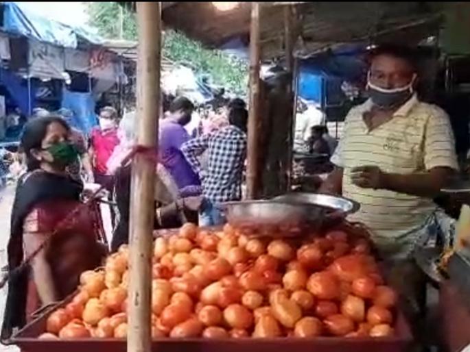 CoronaVirus: In just four days, vegetable prices soared; Crowds in the market, but lick the pockets of customers | CoronaVirus: अवघ्या चार दिवसांत भाज्यांचे दर कडाडले; मार्केटमध्ये गर्दी, ग्राहकांच्या खिशाला मात्र चाट CoronaVirus: In just four days, vegetable prices soared; Crowds in the market, but lick the pockets of customers | CoronaVirus: अवघ्या चार दिवसांत भाज्यांचे दर कडाडले; मार्केटमध्ये गर्दी, ग्राहकांच्या खिशाला मात्र चाट