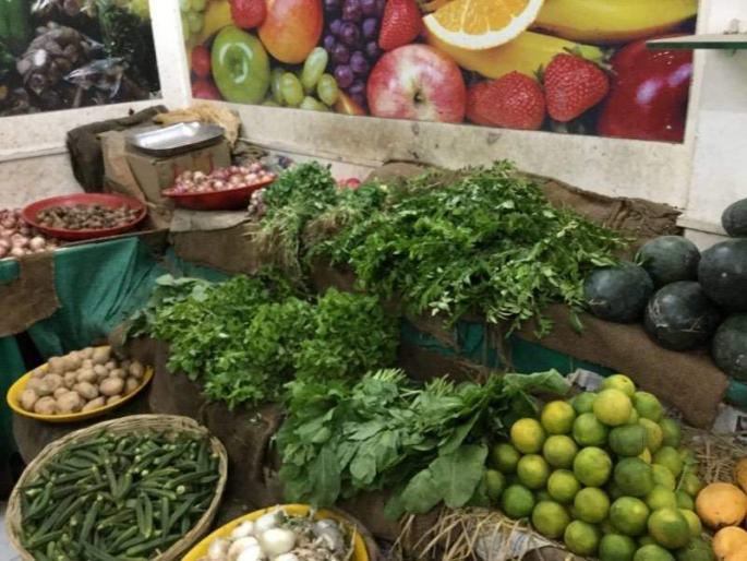 Vegetable prices continue to rise due to rains; Inflows in the markets declined compared to demand | पावसामुळे भाजीपाल्याची दरवाढ सुरूच; मागणीच्या तुलनेमध्ये बाजारपेठांमध्ये आवक घटली Vegetable prices continue to rise due to rains; Inflows in the markets declined compared to demand | पावसामुळे भाजीपाल्याची दरवाढ सुरूच; मागणीच्या तुलनेमध्ये बाजारपेठांमध्ये आवक घटली
