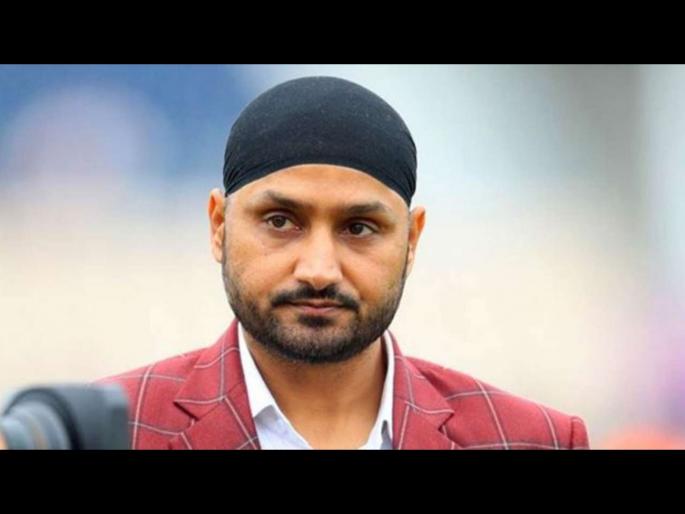 Harbhajan Singh expresses anger as video of mob attacking policemen goes viral svg | आफ्रिदीचं कौतुक पण, भारतातील 'त्या' लोकांसाठी हासडली शिवी; हरभजन सिंगला का आलाय राग? 