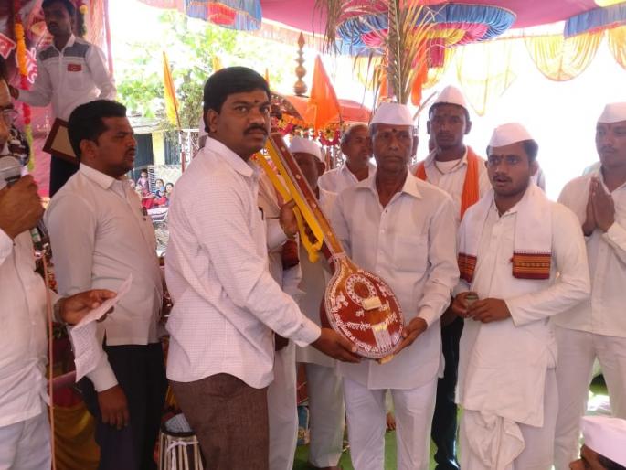 instruments worth of 80 thousand presented | भजनी दिंड्यांना ८० हजारांच्या वाद्यांची भेट instruments worth of 80 thousand presented | भजनी दिंड्यांना ८० हजारांच्या वाद्यांची भेट