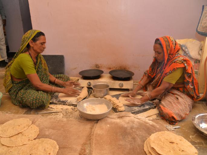 Non-smoker people find stiff bread bills; Destroying the moisture and drying it 'dry' | आस्वाद न घेणाºयांना वाटते कडक भाकरी शिळी; ओलावा नष्ट करुन ‘ती’ वाळविल्यास राहते ताजीच ! Non-smoker people find stiff bread bills; Destroying the moisture and drying it 'dry' | आस्वाद न घेणाºयांना वाटते कडक भाकरी शिळी; ओलावा नष्ट करुन ‘ती’ वाळविल्यास राहते ताजीच !