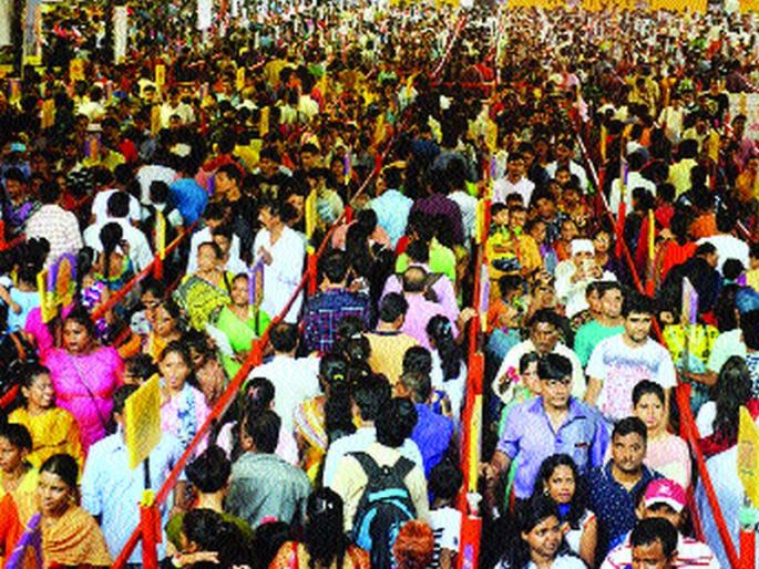 Due to Ganapati Bappa's darshan, devotees called Sunday | गणपती बाप्पाच्या दर्शनासाठी भक्तांनी रविवार लावला कारणी Due to Ganapati Bappa's darshan, devotees called Sunday | गणपती बाप्पाच्या दर्शनासाठी भक्तांनी रविवार लावला कारणी