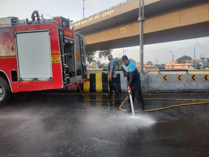 Oil spill accident at Bhakti-Shakti Chowk; Firefighters washed the road | भक्ती-शक्ती चौकात ऑइल सांडून अपघात; अग्निशमनच्या कर्मचाऱ्याने रस्ता काढला धुऊन Oil spill accident at Bhakti-Shakti Chowk; Firefighters washed the road | भक्ती-शक्ती चौकात ऑइल सांडून अपघात; अग्निशमनच्या कर्मचाऱ्याने रस्ता काढला धुऊन
